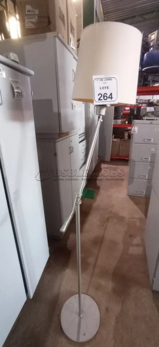 LOTE 264 - 01 ABAJUR DE CHÃO. (NO ESTADO) ATENÇÃO! FAZER A VISITAÇÃO ANTES DE ARREMATAR, NÃO SABEMOS SE FUNCIONA, LEILÃO NÃO TEM GARANTIA E NEM DEVOLUÇÃO, SUJEITO A POSSÍVEIS AVARIAS VISÍVEIS/OCULTAS E/OU AUSÊNCIA DE COMPONENTES.