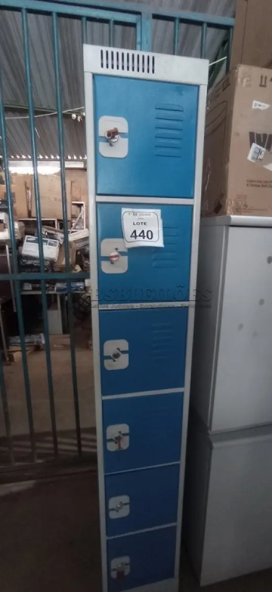 LOTE 440 - 01 ARMÁRIO ROUPEIRO DE 1,86X0,30 E AÇO COM 03 PORTAS. (NO ESTADO) ATENÇÃO! FAZER A VISITAÇÃO ANTES DE ARREMATAR, NÃO SABEMOS SE FUNCIONA, LEILÃO NÃO TEM GARANTIA E NEM DEVOLUÇÃO, SUJEITO A POSSÍVEIS AVARIAS VISÍVEIS/OCULTAS E/OU AUSÊNCIA DE COMPONENTES.