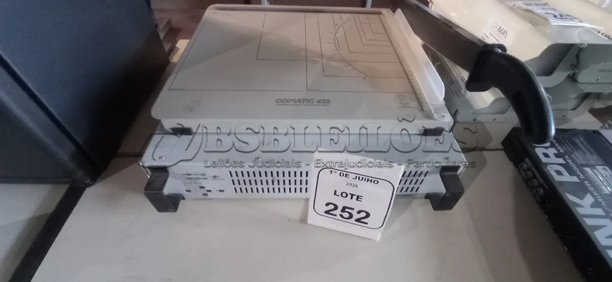LOTE 252 - 01 NOBREAK MARCA MICROSOL E 01 GUILHOTINA DE PAPEL. (NO ESTADO) ATENÇÃO! FAZER A VISITAÇÃO ANTES DE ARREMATAR, NÃO SABEMOS SE FUNCIONA, LEILÃO NÃO TEM GARANTIA E NEM DEVOLUÇÃO, SUJEITO A POSSÍVEIS AVARIAS VISÍVEIS/OCULTAS E/OU AUSÊNCIA DE COMPONENTES.