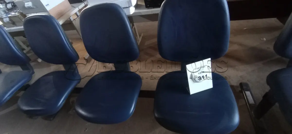 LOTE 311 - 01 CADEIRA TIPO LONGARINA COM 03 LUGARES. (NO ESTADO) ATENÇÃO! FAZER A VISITAÇÃO ANTES DE ARREMATAR, NÃO SABEMOS SE FUNCIONA, LEILÃO NÃO TEM GARANTIA E NEM DEVOLUÇÃO, SUJEITO A POSSÍVEIS AVARIAS VISÍVEIS/OCULTAS E/OU AUSÊNCIA DE COMPONENTES.