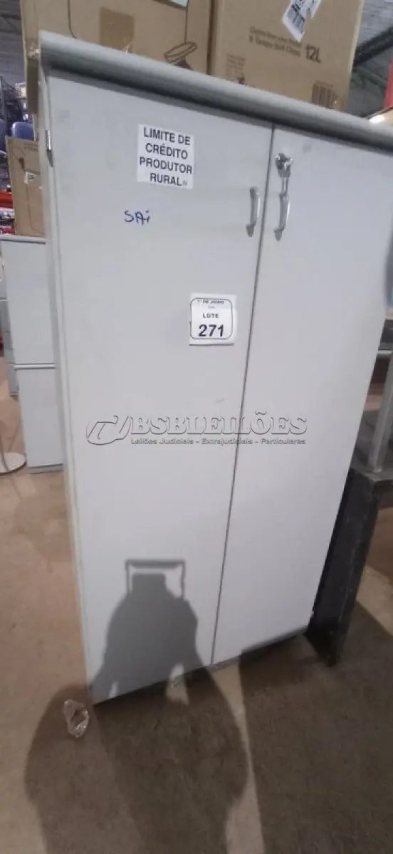 LOTE 271 - 01 ARMÁRIO 02 PORTAS EM MADEIRA. (NO ESTADO) ATENÇÃO! FAZER A VISITAÇÃO ANTES DE ARREMATAR, NÃO SABEMOS SE FUNCIONA, LEILÃO NÃO TEM GARANTIA E NEM DEVOLUÇÃO, SUJEITO A POSSÍVEIS AVARIAS VISÍVEIS/OCULTAS E/OU AUSÊNCIA DE COMPONENTES.