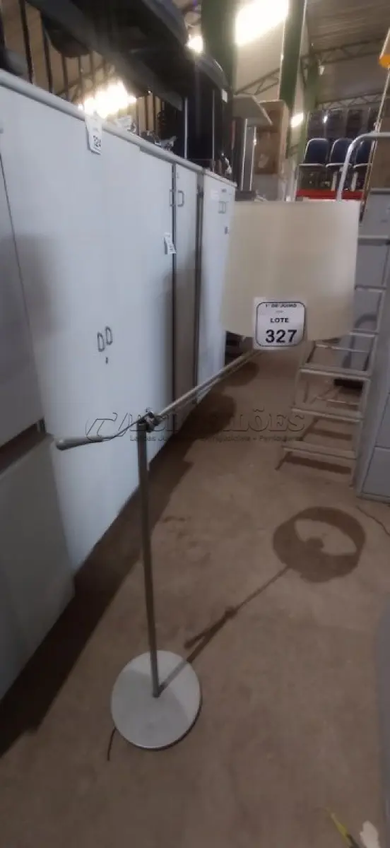 LOTE 327 - 01 ABAJUR DE CHÃO. (NO ESTADO) ATENÇÃO! FAZER A VISITAÇÃO ANTES DE ARREMATAR, NÃO SABEMOS SE FUNCIONA, LEILÃO NÃO TEM GARANTIA E NEM DEVOLUÇÃO, SUJEITO A POSSÍVEIS AVARIAS VISÍVEIS/OCULTAS E/OU AUSÊNCIA DE COMPONENTES.