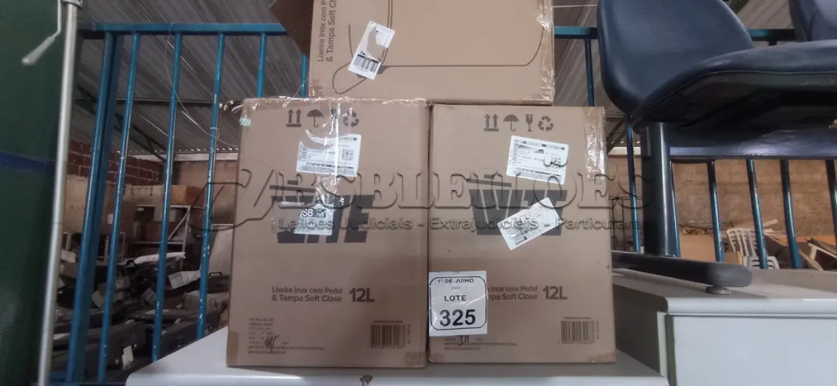 LOTE 325 - 03 LIXEIRAS EM INOX COM PEDAL SEM TAMPA. (NO ESTADO) ATENÇÃO! FAZER A VISITAÇÃO ANTES DE ARREMATAR, NÃO SABEMOS SE FUNCIONA, LEILÃO NÃO TEM GARANTIA E NEM DEVOLUÇÃO, SUJEITO A POSSÍVEIS AVARIAS VISÍVEIS/OCULTAS E/OU AUSÊNCIA DE COMPONENTES.