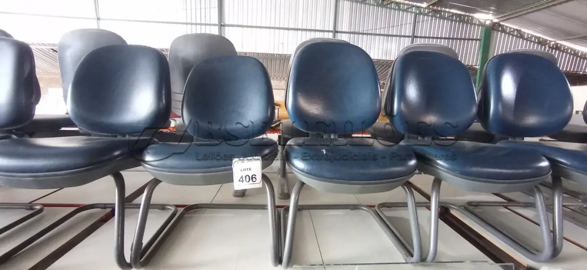 LOTE 406 - 05 CADEIRAS COM PÉS FIXOS. (NO ESTADO) ATENÇÃO! FAZER A VISITAÇÃO ANTES DE ARREMATAR, NÃO SABEMOS SE FUNCIONA, LEILÃO NÃO TEM GARANTIA E NEM DEVOLUÇÃO, SUJEITO A POSSÍVEIS AVARIAS VISÍVEIS/OCULTAS E/OU AUSÊNCIA DE COMPONENTES.