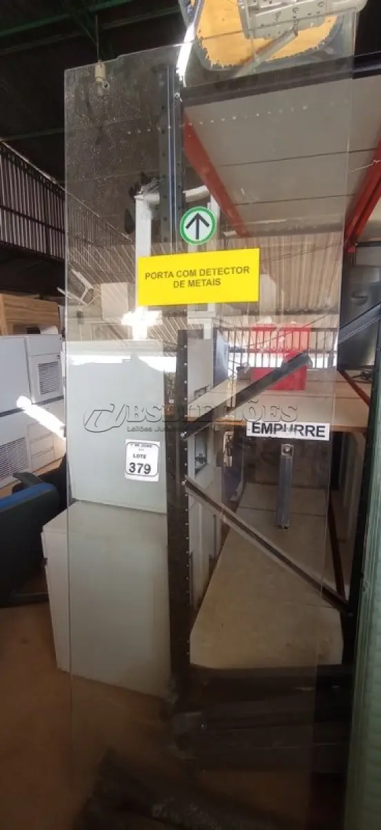 LOTE 379 - 01 PORTA DE VIDRO DE 2,06X0,69. (NO ESTADO) ATENÇÃO! FAZER A VISITAÇÃO ANTES DE ARREMATAR, NÃO SABEMOS SE FUNCIONA, LEILÃO NÃO TEM GARANTIA E NEM DEVOLUÇÃO, SUJEITO A POSSÍVEIS AVARIAS VISÍVEIS/OCULTAS E/OU AUSÊNCIA DE COMPONENTES.