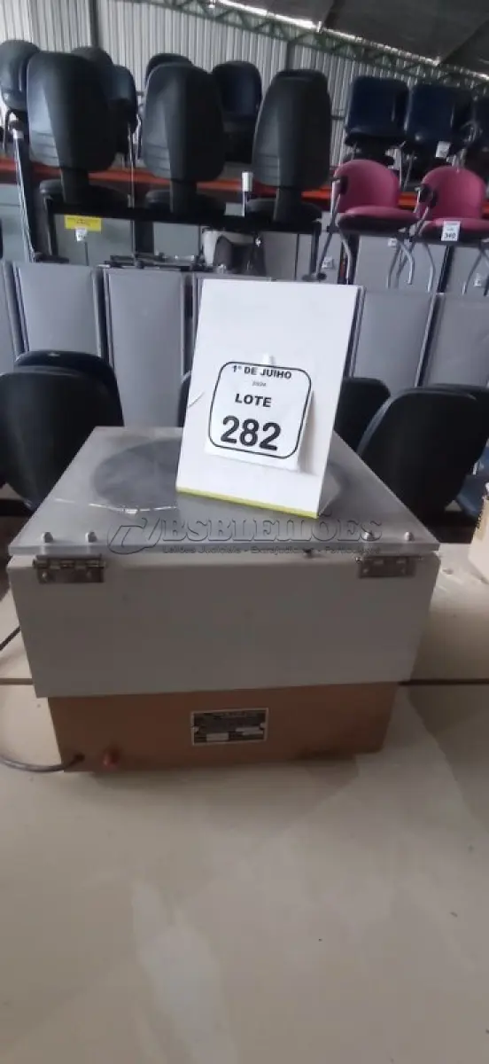 LOTE 282 - 01 CENTRIFUGA LABORATORIAL MODELO MACRO EV 04. (NO ESTADO) ATENÇÃO! FAZER A VISITAÇÃO ANTES DE ARREMATAR, NÃO SABEMOS SE FUNCIONA, LEILÃO NÃO TEM GARANTIA E NEM DEVOLUÇÃO, SUJEITO A POSSÍVEIS AVARIAS VISÍVEIS/OCULTAS E/OU AUSÊNCIA DE COMPONENTES.