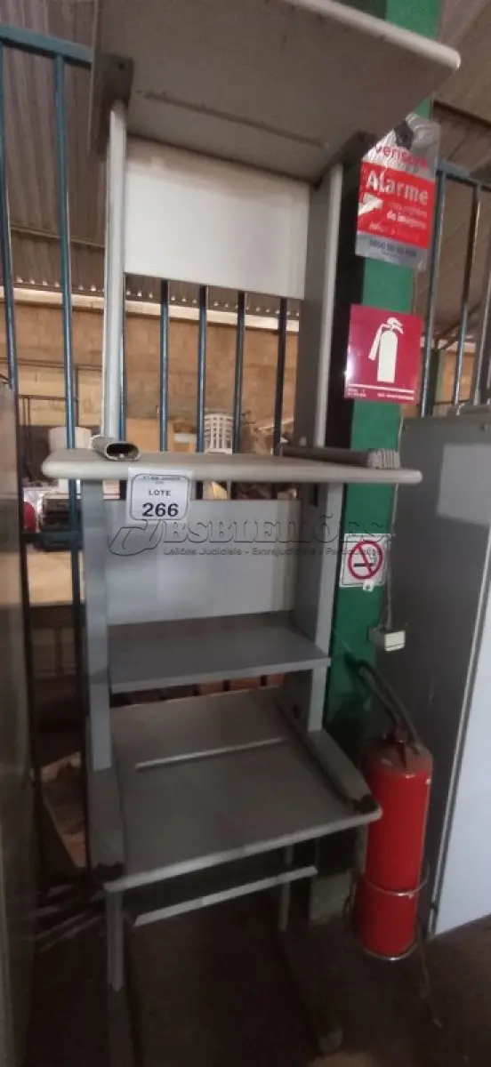 LOTE 266 - 03 MESAS PEQUENAS EM FERRO E MADEIRA. (NO ESTADO) ATENÇÃO! FAZER A VISITAÇÃO ANTES DE ARREMATAR, NÃO SABEMOS SE FUNCIONA, LEILÃO NÃO TEM GARANTIA E NEM DEVOLUÇÃO, SUJEITO A POSSÍVEIS AVARIAS VISÍVEIS/OCULTAS E/OU AUSÊNCIA DE COMPONENTES.