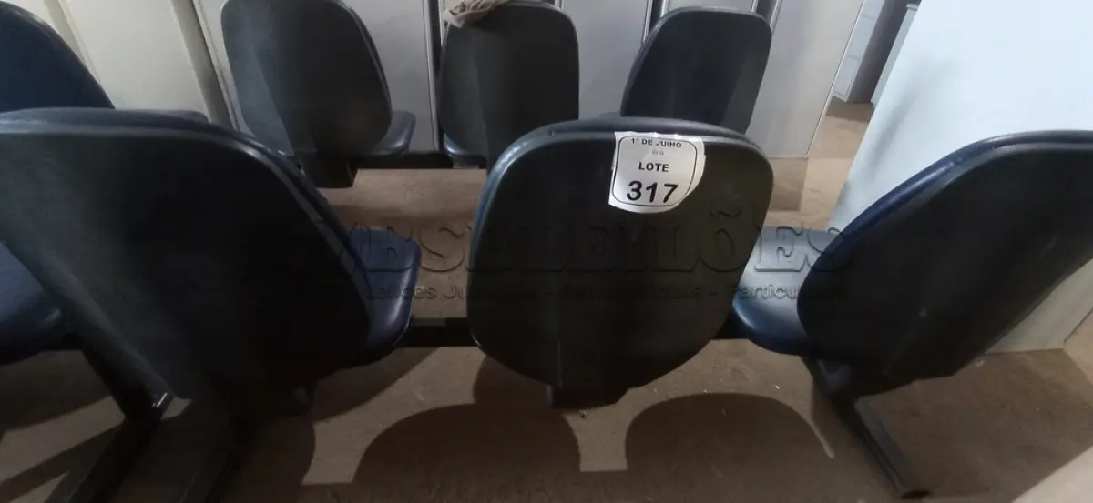 LOTE 317 - 01 CADEIRA TIPO LONGARINA COM 03 LUGARES. (NO ESTADO) ATENÇÃO! FAZER A VISITAÇÃO ANTES DE ARREMATAR, NÃO SABEMOS SE FUNCIONA, LEILÃO NÃO TEM GARANTIA E NEM DEVOLUÇÃO, SUJEITO A POSSÍVEIS AVARIAS VISÍVEIS/OCULTAS E/OU AUSÊNCIA DE COMPONENTES.