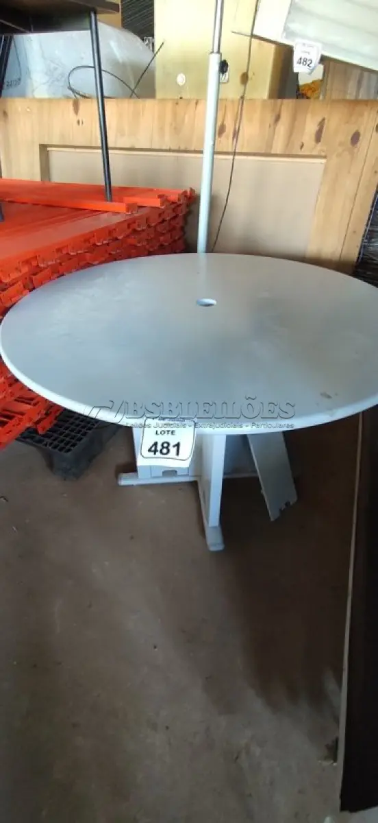 LOTE 481 - 01 MESA REDONDA EM MADEIRA COM 1,20M DE DIÂMETRO. (NO ESTADO) ATENÇÃO! FAZER A VISITAÇÃO ANTES DE ARREMATAR, NÃO SABEMOS SE FUNCIONA, LEILÃO NÃO TEM GARANTIA E NEM DEVOLUÇÃO, SUJEITO A POSSÍVEIS AVARIAS VISÍVEIS/OCULTAS E/OU AUSÊNCIA DE COMPONENTES.