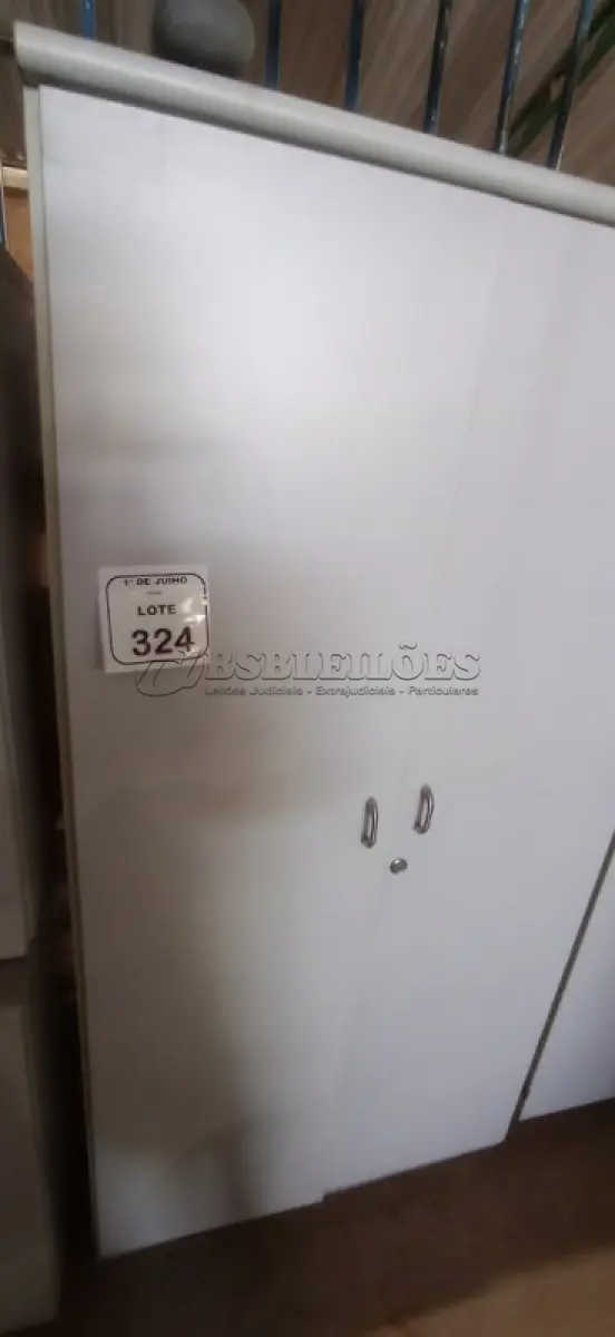 LOTE 324 - 01 ARMÁRIO 02 PORTAS EM MADEIRA. (NO ESTADO) ATENÇÃO! FAZER A VISITAÇÃO ANTES DE ARREMATAR, NÃO SABEMOS SE FUNCIONA, LEILÃO NÃO TEM GARANTIA E NEM DEVOLUÇÃO, SUJEITO A POSSÍVEIS AVARIAS VISÍVEIS/OCULTAS E/OU AUSÊNCIA DE COMPONENTES.