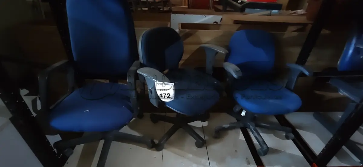 LOTE 472 - 03 CADEIRAS DE ESCRITÓRIO GIRATÓRIAS. (NO ESTADO) ATENÇÃO! FAZER A VISITAÇÃO ANTES DE ARREMATAR, NÃO SABEMOS SE FUNCIONA, LEILÃO NÃO TEM GARANTIA E NEM DEVOLUÇÃO, SUJEITO A POSSÍVEIS AVARIAS VISÍVEIS/OCULTAS E/OU AUSÊNCIA DE COMPONENTES.