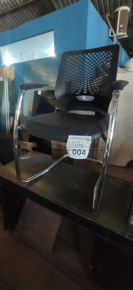 LOTE 004 - 01 CADEIRA PLAX METAL EXECUTIVA FIXA ESTRUTURA CROMADA. (NO ESTADO) ATENÇÃO! FAZER A VISITAÇÃO ANTES DE ARREMATAR, NÃO SABEMOS SE FUNCIONA, LEILÃO NÃO TEM GARANTIA E NEM DEVOLUÇÃO, SUJEITO A POSSÍVEIS AVARIAS VISÍVEIS/OCULTAS E/OU AUSÊNCIA DE COMPONENTES.