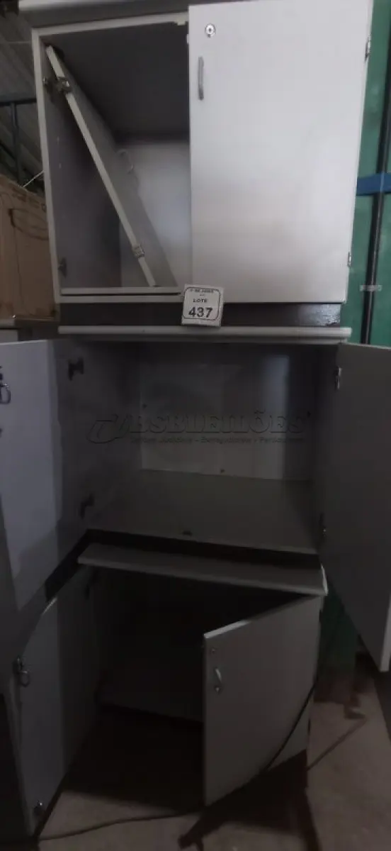 LOTE 437 - 03 ARMÁRIOS BAIXO EM MADEIRA COM PORTAS. (NO ESTADO) ATENÇÃO! FAZER A VISITAÇÃO ANTES DE ARREMATAR, NÃO SABEMOS SE FUNCIONA, LEILÃO NÃO TEM GARANTIA E NEM DEVOLUÇÃO, SUJEITO A POSSÍVEIS AVARIAS VISÍVEIS/OCULTAS E/OU AUSÊNCIA DE COMPONENTES.