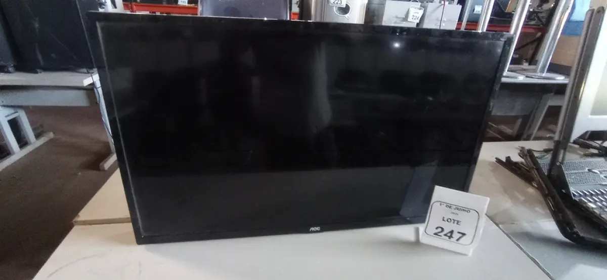 LOTE 247 - 01 TV LED 32’’ MARCA AOC. (NO ESTADO) ATENÇÃO! FAZER A VISITAÇÃO ANTES DE ARREMATAR, NÃO SABEMOS SE FUNCIONA, LEILÃO NÃO TEM GARANTIA E NEM DEVOLUÇÃO, SUJEITO A POSSÍVEIS AVARIAS VISÍVEIS/OCULTAS E/OU AUSÊNCIA DE COMPONENTES.