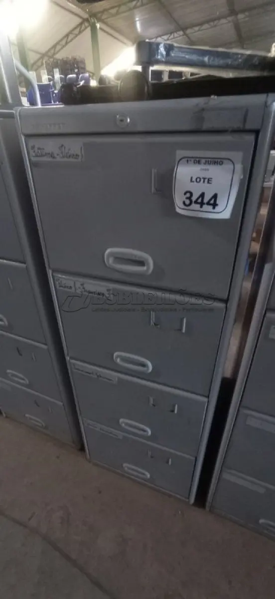 LOTE 344 - 01 ARQUIVO DE AÇO COM 04 GAVETAS. (NO ESTADO) ATENÇÃO! FAZER A VISITAÇÃO ANTES DE ARREMATAR, NÃO SABEMOS SE FUNCIONA, LEILÃO NÃO TEM GARANTIA E NEM DEVOLUÇÃO, SUJEITO A POSSÍVEIS AVARIAS VISÍVEIS/OCULTAS E/OU AUSÊNCIA DE COMPONENTES.