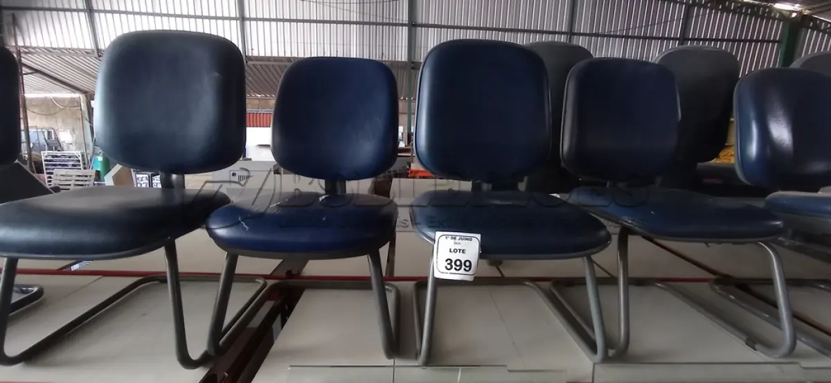 LOTE 399 - 04 CADEIRAS DE PÉS FIXOS. (NO ESTADO) ATENÇÃO! FAZER A VISITAÇÃO ANTES DE ARREMATAR, NÃO SABEMOS SE FUNCIONA, LEILÃO NÃO TEM GARANTIA E NEM DEVOLUÇÃO, SUJEITO A POSSÍVEIS AVARIAS VISÍVEIS/OCULTAS E/OU AUSÊNCIA DE COMPONENTES.