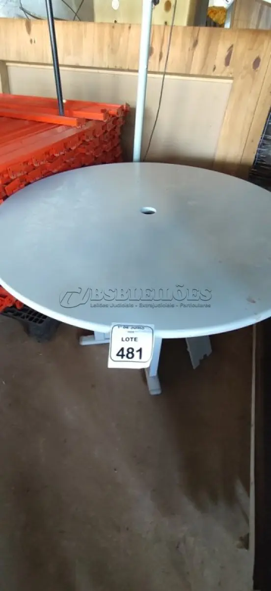 LOTE 481 - 01 MESA REDONDA EM MADEIRA COM 1,20M DE DIÂMETRO. (NO ESTADO) ATENÇÃO! FAZER A VISITAÇÃO ANTES DE ARREMATAR, NÃO SABEMOS SE FUNCIONA, LEILÃO NÃO TEM GARANTIA E NEM DEVOLUÇÃO, SUJEITO A POSSÍVEIS AVARIAS VISÍVEIS/OCULTAS E/OU AUSÊNCIA DE COMPONENTES.