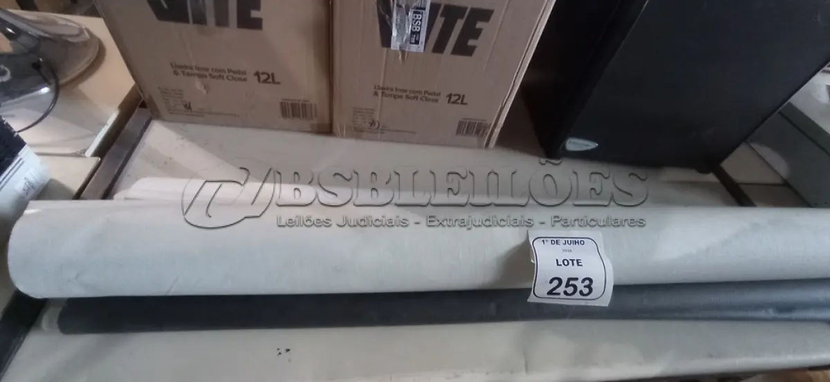 LOTE 253 - 02 CORTINAS E 01 BANNER. (NO ESTADO) ATENÇÃO! FAZER A VISITAÇÃO ANTES DE ARREMATAR, NÃO SABEMOS SE FUNCIONA, LEILÃO NÃO TEM GARANTIA E NEM DEVOLUÇÃO, SUJEITO A POSSÍVEIS AVARIAS VISÍVEIS/OCULTAS E/OU AUSÊNCIA DE COMPONENTES.
