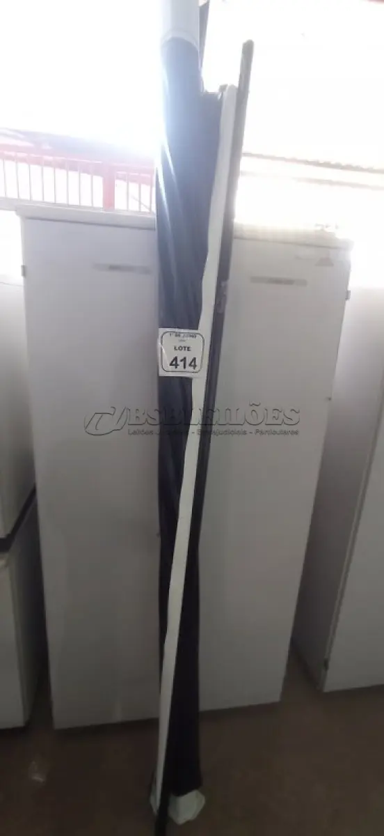 LOTE 414 - 01 TELA DE PROJEÇÃO RETRÁTIL. (NO ESTADO) ATENÇÃO! FAZER A VISITAÇÃO ANTES DE ARREMATAR, NÃO SABEMOS SE FUNCIONA, LEILÃO NÃO TEM GARANTIA E NEM DEVOLUÇÃO, SUJEITO A POSSÍVEIS AVARIAS VISÍVEIS/OCULTAS E/OU AUSÊNCIA DE COMPONENTES.