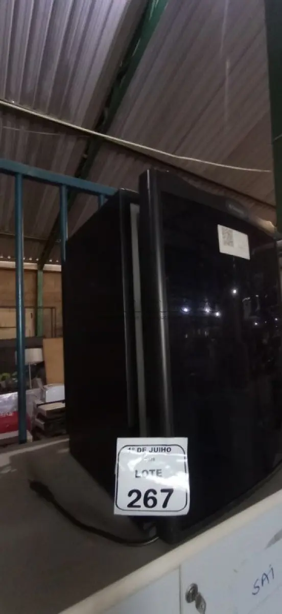 LOTE 267 - 01 FRIGOBAR 220V MARCA DOMETIC. (NO ESTADO) ATENÇÃO! FAZER A VISITAÇÃO ANTES DE ARREMATAR, NÃO SABEMOS SE FUNCIONA, LEILÃO NÃO TEM GARANTIA E NEM DEVOLUÇÃO, SUJEITO A POSSÍVEIS AVARIAS VISÍVEIS/OCULTAS E/OU AUSÊNCIA DE COMPONENTES.