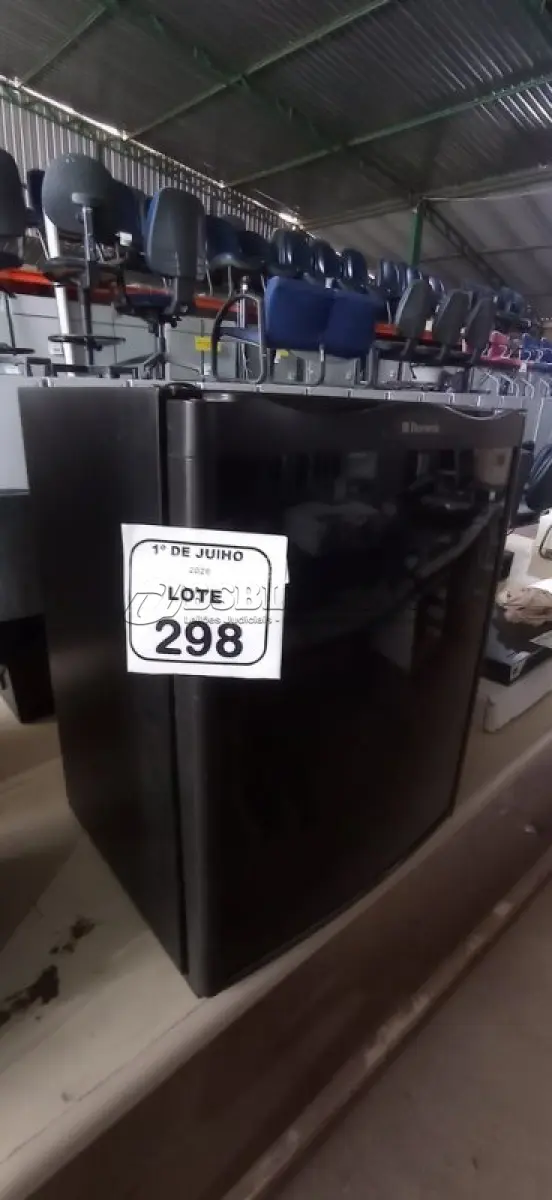 LOTE 298 - 01 FRIGOBAR 220V MARCA DOMETIC. (NO ESTADO) ATENÇÃO! FAZER A VISITAÇÃO ANTES DE ARREMATAR, NÃO SABEMOS SE FUNCIONA, LEILÃO NÃO TEM GARANTIA E NEM DEVOLUÇÃO, SUJEITO A POSSÍVEIS AVARIAS VISÍVEIS/OCULTAS E/OU AUSÊNCIA DE COMPONENTES.