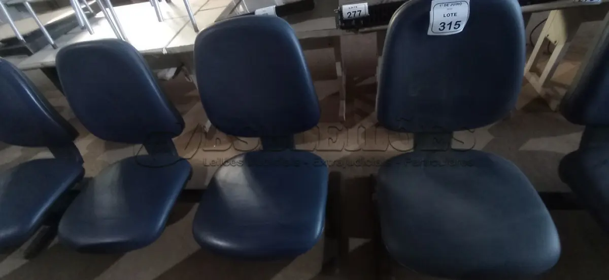 LOTE 315 - 01 CADEIRA TIPO LONGARINA COM 03 LUGARES. (NO ESTADO) ATENÇÃO! FAZER A VISITAÇÃO ANTES DE ARREMATAR, NÃO SABEMOS SE FUNCIONA, LEILÃO NÃO TEM GARANTIA E NEM DEVOLUÇÃO, SUJEITO A POSSÍVEIS AVARIAS VISÍVEIS/OCULTAS E/OU AUSÊNCIA DE COMPONENTES.