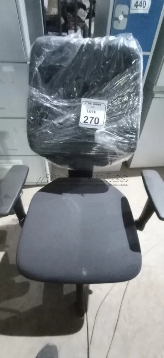 LOTE 270 - 01 CADEIRA DE ESCRITÓRIO GIRATÓRIA. (NO ESTADO) ATENÇÃO! FAZER A VISITAÇÃO ANTES DE ARREMATAR, NÃO SABEMOS SE FUNCIONA, LEILÃO NÃO TEM GARANTIA E NEM DEVOLUÇÃO, SUJEITO A POSSÍVEIS AVARIAS VISÍVEIS/OCULTAS E/OU AUSÊNCIA DE COMPONENTES.