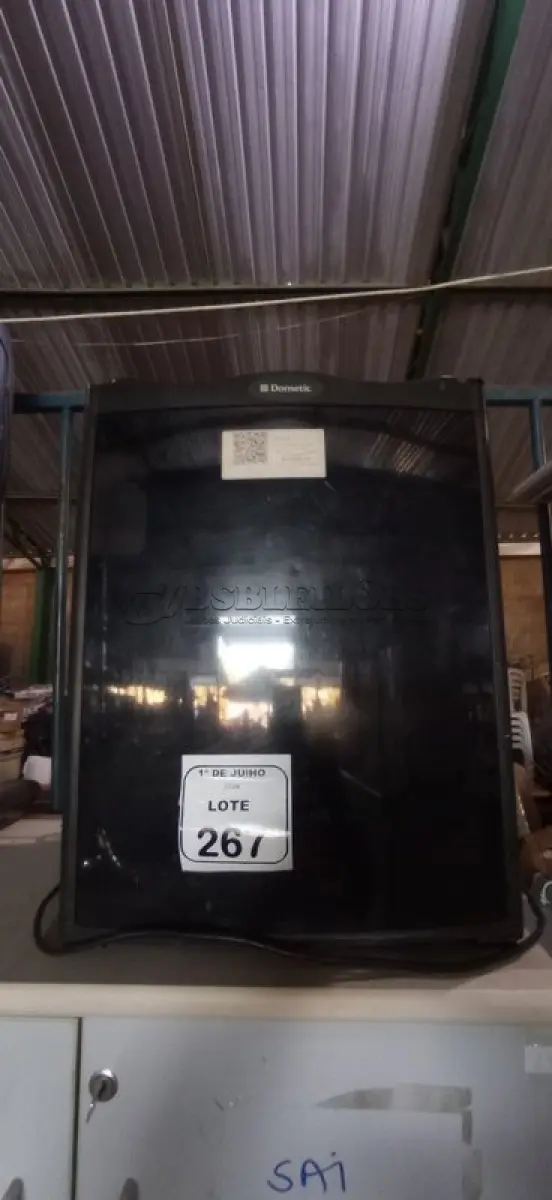 LOTE 267 - 01 FRIGOBAR 220V MARCA DOMETIC. (NO ESTADO) ATENÇÃO! FAZER A VISITAÇÃO ANTES DE ARREMATAR, NÃO SABEMOS SE FUNCIONA, LEILÃO NÃO TEM GARANTIA E NEM DEVOLUÇÃO, SUJEITO A POSSÍVEIS AVARIAS VISÍVEIS/OCULTAS E/OU AUSÊNCIA DE COMPONENTES.