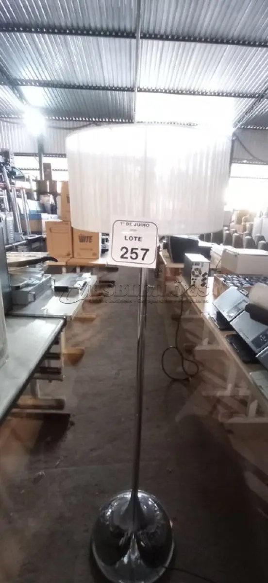 LOTE 257 - 01 ABAJUR DE CHÃO. (NO ESTADO) ATENÇÃO! FAZER A VISITAÇÃO ANTES DE ARREMATAR, NÃO SABEMOS SE FUNCIONA, LEILÃO NÃO TEM GARANTIA E NEM DEVOLUÇÃO, SUJEITO A POSSÍVEIS AVARIAS VISÍVEIS/OCULTAS E/OU AUSÊNCIA DE COMPONENTES.