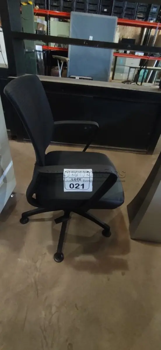 LOTE 021 - 01 CADEIRA PARA ESCRITÓRIO EXECUTIVA PRETA. (NO ESTADO) ATENÇÃO! FAZER A VISITAÇÃO ANTES DE ARREMATAR, NÃO SABEMOS SE FUNCIONA, LEILÃO NÃO TEM GARANTIA E NEM DEVOLUÇÃO, SUJEITO A POSSÍVEIS AVARIAS VISÍVEIS/OCULTAS E/OU AUSÊNCIA DE COMPONENTES.