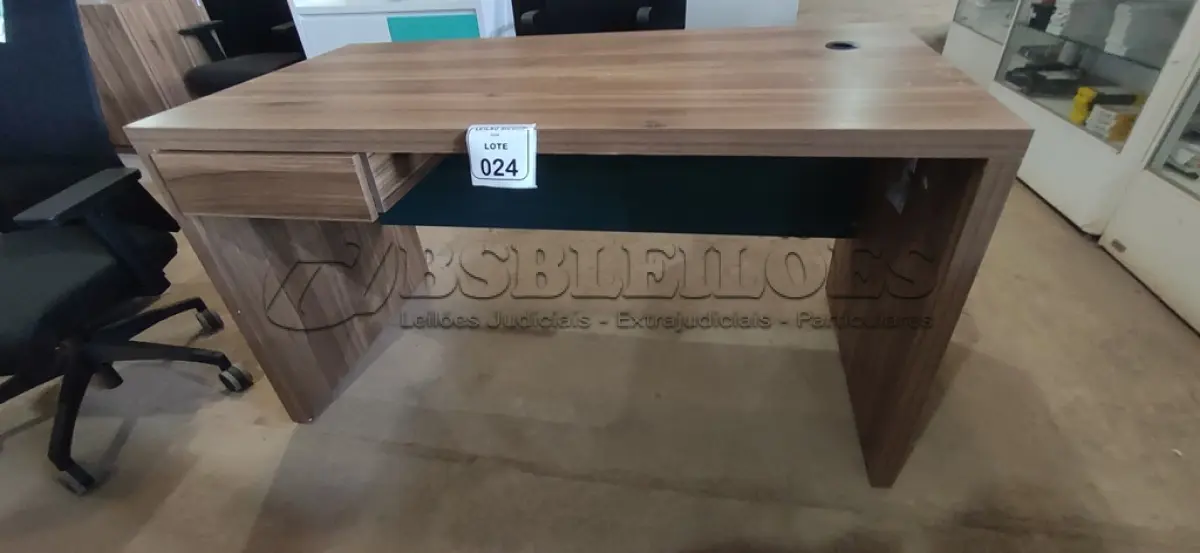LOTE 024 - 01 MESA EM MADEIRA PARA ESCRITÓRIO COM GAVETA. (NO ESTADO) ATENÇÃO! FAZER A VISITAÇÃO ANTES DE ARREMATAR, NÃO SABEMOS SE FUNCIONA, LEILÃO NÃO TEM GARANTIA E NEM DEVOLUÇÃO, SUJEITO A POSSÍVEIS AVARIAS VISÍVEIS/OCULTAS E/OU AUSÊNCIA DE COMPONENTES.