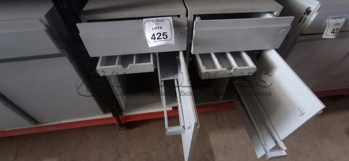 LOTE 425 - 02 ARMÁRIOS PARA CPU COM 01 PORTA E 01 GAVETA. (NO ESTADO) ATENÇÃO! FAZER A VISITAÇÃO ANTES DE ARREMATAR, NÃO SABEMOS SE FUNCIONA, LEILÃO NÃO TEM GARANTIA E NEM DEVOLUÇÃO, SUJEITO A POSSÍVEIS AVARIAS VISÍVEIS/OCULTAS E/OU AUSÊNCIA DE COMPONENTES.