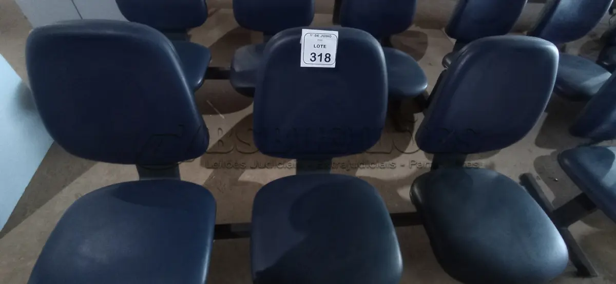 LOTE 318 - 01 CADEIRA TIPO LONGARINA COM 03 LUGARES. (NO ESTADO) ATENÇÃO! FAZER A VISITAÇÃO ANTES DE ARREMATAR, NÃO SABEMOS SE FUNCIONA, LEILÃO NÃO TEM GARANTIA E NEM DEVOLUÇÃO, SUJEITO A POSSÍVEIS AVARIAS VISÍVEIS/OCULTAS E/OU AUSÊNCIA DE COMPONENTES.