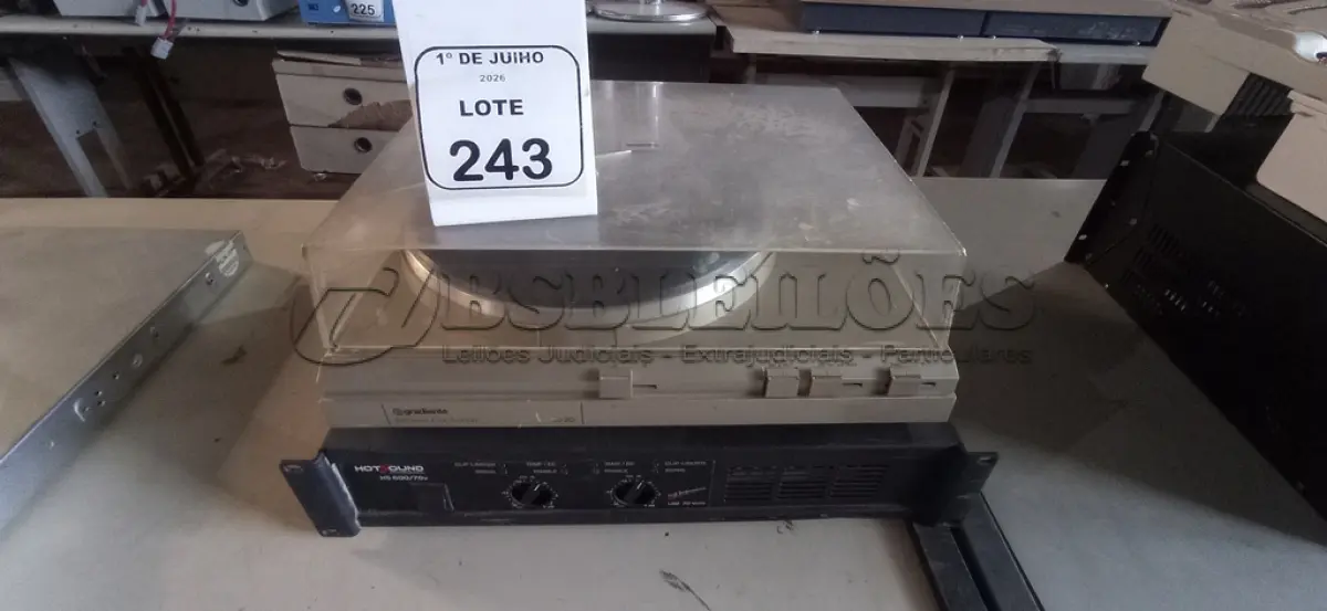 LOTE 243 - 01 AMPLIFICADOR DE POTÊNCIA MODELO HS 600/70V MARCA HOTSOUND E 01 TOCA VINIL MARCA GRADIENTE. (NO ESTADO) ATENÇÃO! FAZER A VISITAÇÃO ANTES DE ARREMATAR, NÃO SABEMOS SE FUNCIONA, LEILÃO NÃO TEM GARANTIA E NEM DEVOLUÇÃO, SUJEITO A POSSÍVEIS AVARIAS VISÍVEIS/OCULTAS E/OU AUSÊNCIA DE COMPONENTES.