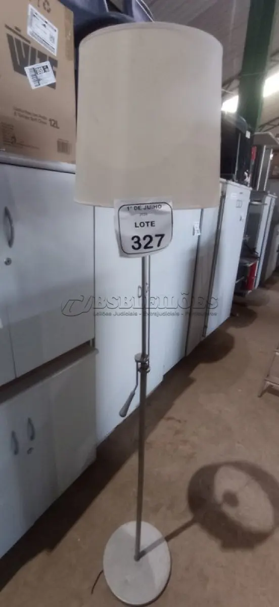 LOTE 327 - 01 ABAJUR DE CHÃO. (NO ESTADO) ATENÇÃO! FAZER A VISITAÇÃO ANTES DE ARREMATAR, NÃO SABEMOS SE FUNCIONA, LEILÃO NÃO TEM GARANTIA E NEM DEVOLUÇÃO, SUJEITO A POSSÍVEIS AVARIAS VISÍVEIS/OCULTAS E/OU AUSÊNCIA DE COMPONENTES.