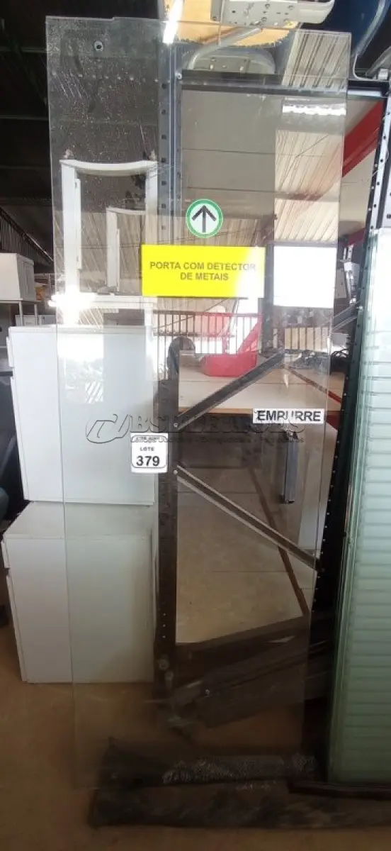 LOTE 379 - 01 PORTA DE VIDRO DE 2,06X0,69. (NO ESTADO) ATENÇÃO! FAZER A VISITAÇÃO ANTES DE ARREMATAR, NÃO SABEMOS SE FUNCIONA, LEILÃO NÃO TEM GARANTIA E NEM DEVOLUÇÃO, SUJEITO A POSSÍVEIS AVARIAS VISÍVEIS/OCULTAS E/OU AUSÊNCIA DE COMPONENTES.