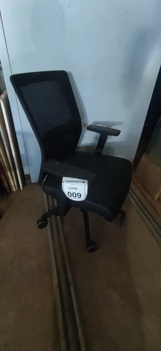 LOTE 009 - 01 CADEIRA PARA ESCRITÓRIO GIRATÓRIA ERGONÔMICA MARELLI COM ENCOSTO EM TELA MESH PRETA. (NO ESTADO) ATENÇÃO! FAZER A VISITAÇÃO ANTES DE ARREMATAR, NÃO SABEMOS SE FUNCIONA, LEILÃO NÃO TEM GARANTIA E NEM DEVOLUÇÃO, SUJEITO A POSSÍVEIS AVARIAS VISÍVEIS/OCULTAS E/OU AUSÊNCIA DE COMPONENTES.