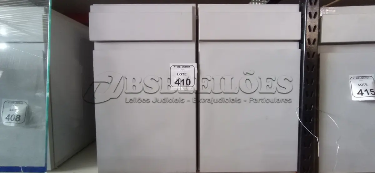 LOTE 410 - 02 ARMÁRIOS PARA CPU COM 01 PORTA E 01 GAVETA. (NO ESTADO) ATENÇÃO! FAZER A VISITAÇÃO ANTES DE ARREMATAR, NÃO SABEMOS SE FUNCIONA, LEILÃO NÃO TEM GARANTIA E NEM DEVOLUÇÃO, SUJEITO A POSSÍVEIS AVARIAS VISÍVEIS/OCULTAS E/OU AUSÊNCIA DE COMPONENTES.