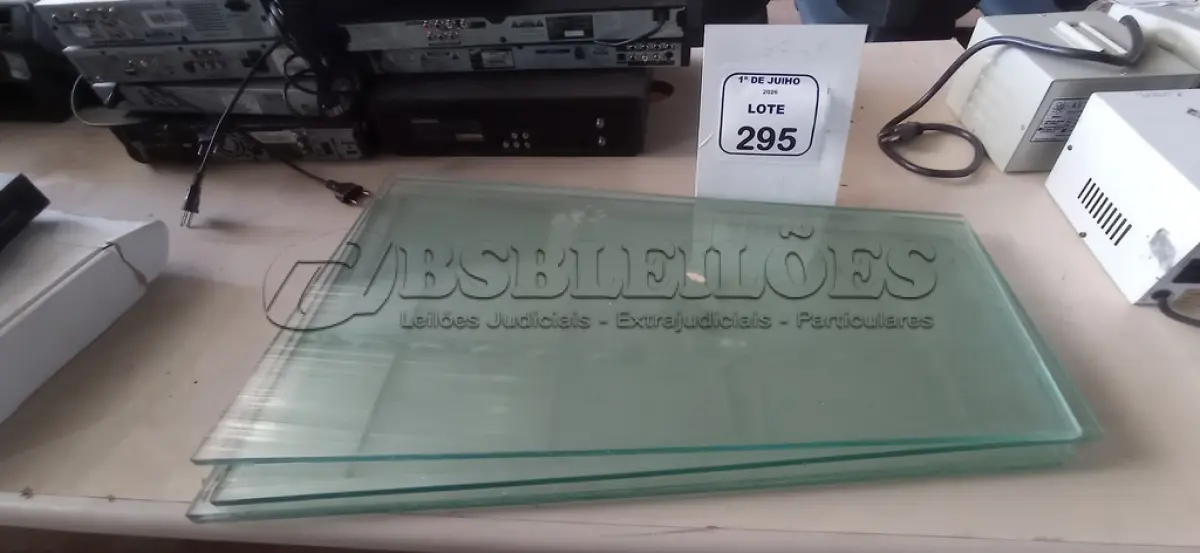 LOTE 295 - 04 VIDROS DE 0,64 CM EM FORMA TRAPEZOIDAL. (NO ESTADO) ATENÇÃO! FAZER A VISITAÇÃO ANTES DE ARREMATAR, NÃO SABEMOS SE FUNCIONA, LEILÃO NÃO TEM GARANTIA E NEM DEVOLUÇÃO, SUJEITO A POSSÍVEIS AVARIAS VISÍVEIS/OCULTAS E/OU AUSÊNCIA DE COMPONENTES.