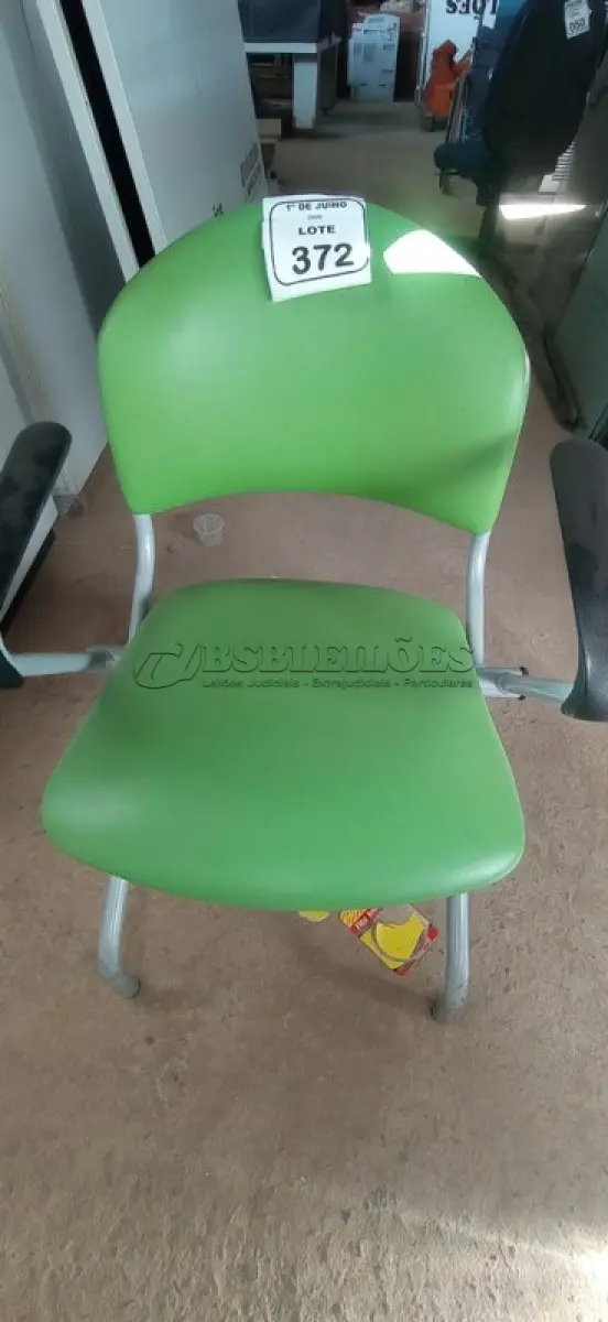 LOTE 372 - 01 MESA BAIXA COM ASSENTO DOBRÁVEL. (NO ESTADO) ATENÇÃO! FAZER A VISITAÇÃO ANTES DE ARREMATAR, NÃO SABEMOS SE FUNCIONA, LEILÃO NÃO TEM GARANTIA E NEM DEVOLUÇÃO, SUJEITO A POSSÍVEIS AVARIAS VISÍVEIS/OCULTAS E/OU AUSÊNCIA DE COMPONENTES.