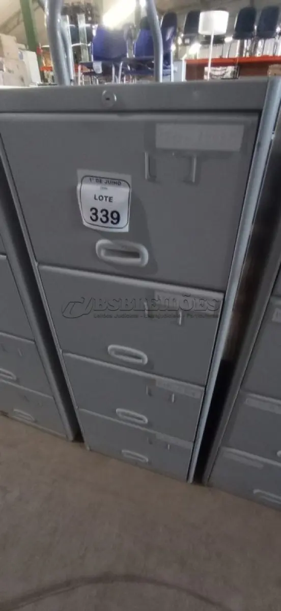 LOTE 339 - 01 ARQUIVO DE AÇO COM 04 GAVETAS. (NO ESTADO) ATENÇÃO! FAZER A VISITAÇÃO ANTES DE ARREMATAR, NÃO SABEMOS SE FUNCIONA, LEILÃO NÃO TEM GARANTIA E NEM DEVOLUÇÃO, SUJEITO A POSSÍVEIS AVARIAS VISÍVEIS/OCULTAS E/OU AUSÊNCIA DE COMPONENTES.