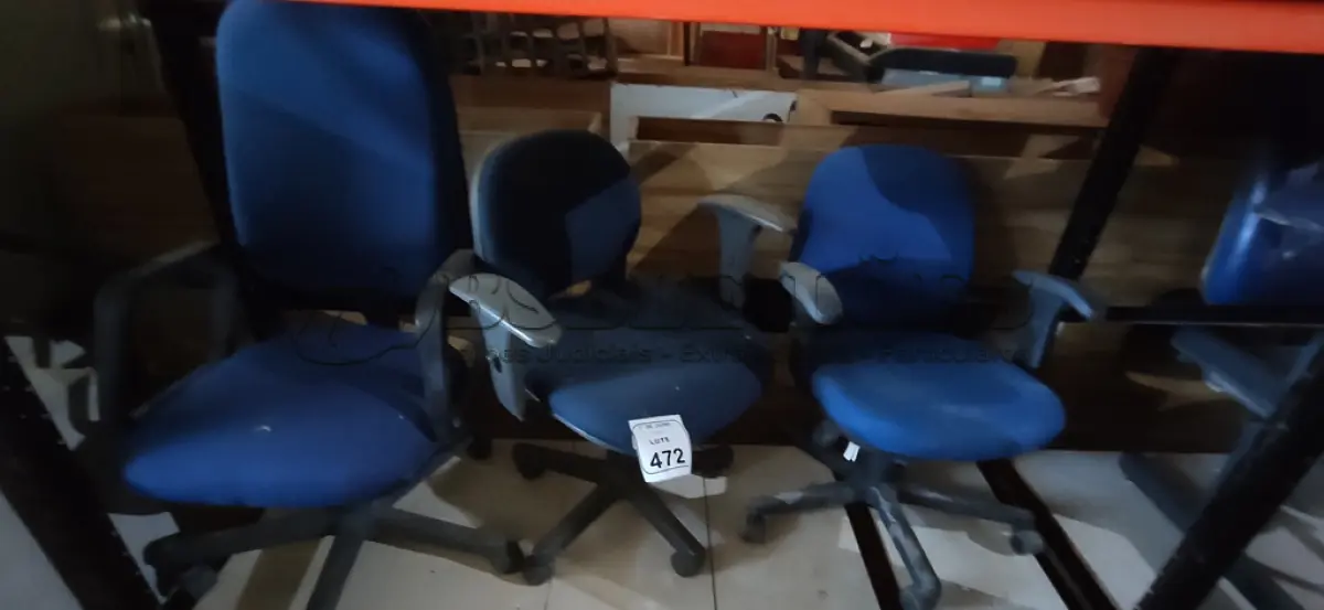 LOTE 472 - 03 CADEIRAS DE ESCRITÓRIO GIRATÓRIAS. (NO ESTADO) ATENÇÃO! FAZER A VISITAÇÃO ANTES DE ARREMATAR, NÃO SABEMOS SE FUNCIONA, LEILÃO NÃO TEM GARANTIA E NEM DEVOLUÇÃO, SUJEITO A POSSÍVEIS AVARIAS VISÍVEIS/OCULTAS E/OU AUSÊNCIA DE COMPONENTES.