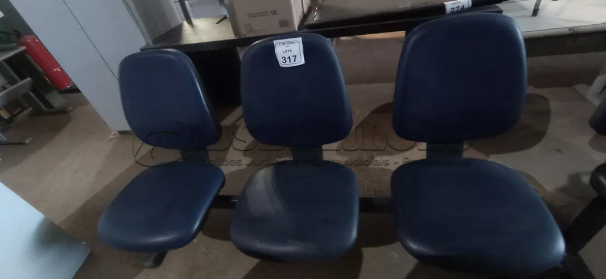 LOTE 317 - 01 CADEIRA TIPO LONGARINA COM 03 LUGARES. (NO ESTADO) ATENÇÃO! FAZER A VISITAÇÃO ANTES DE ARREMATAR, NÃO SABEMOS SE FUNCIONA, LEILÃO NÃO TEM GARANTIA E NEM DEVOLUÇÃO, SUJEITO A POSSÍVEIS AVARIAS VISÍVEIS/OCULTAS E/OU AUSÊNCIA DE COMPONENTES.
