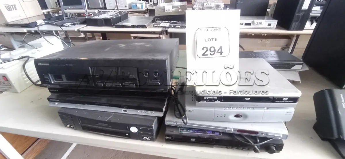 LOTE 294 - 01 APARELHO DE VÍDEO CASSETE MARCA GRADIENTE, 01 DISC PLAYER MARCA PIONEER, 01 DECODIFICADOR DE ÁUDIO MARCA RCA E 05 APARELHOS DE DVD DE MARCAS E MODELOS DIVERSOS. (NO ESTADO) ATENÇÃO! FAZER A VISITAÇÃO ANTES DE ARREMATAR, NÃO SABEMOS SE FUNCIONA, LEILÃO NÃO TEM GARANTIA E NEM DEVOLUÇÃO, SUJEITO A POSSÍVEIS AVARIAS VISÍVEIS/OCULTAS E/OU AUSÊNCIA DE COMPONENTES.