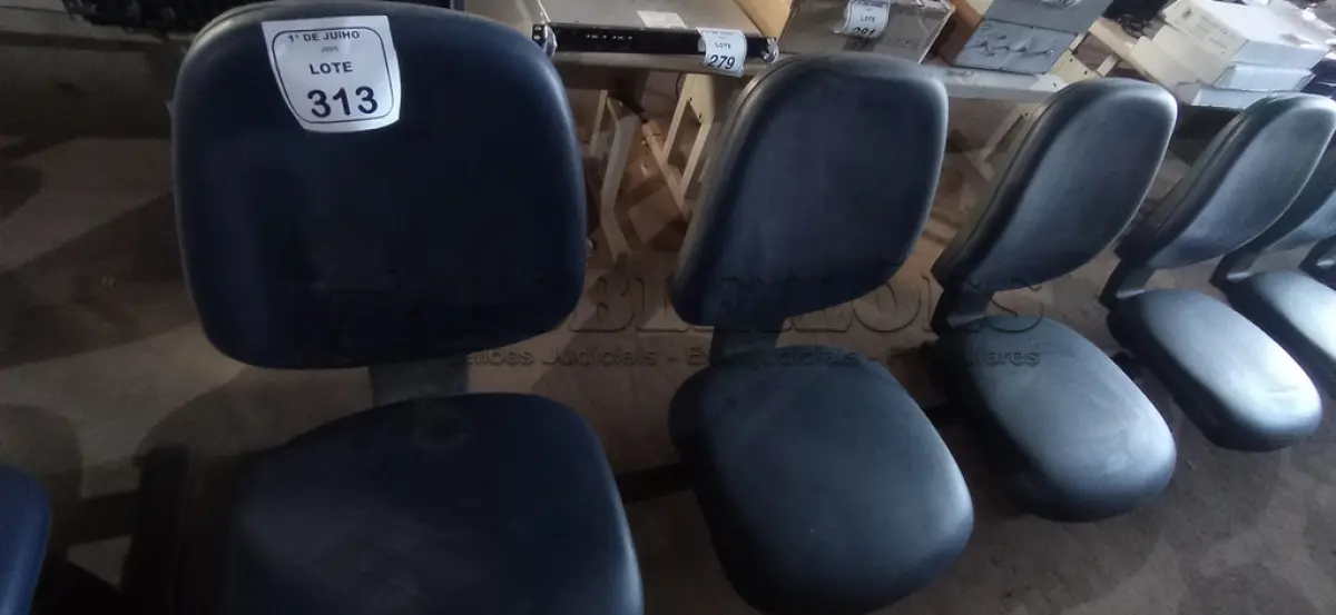 LOTE 313 - 01 CADEIRA TIPO LONGARINA COM 03 LUGARES. (NO ESTADO) ATENÇÃO! FAZER A VISITAÇÃO ANTES DE ARREMATAR, NÃO SABEMOS SE FUNCIONA, LEILÃO NÃO TEM GARANTIA E NEM DEVOLUÇÃO, SUJEITO A POSSÍVEIS AVARIAS VISÍVEIS/OCULTAS E/OU AUSÊNCIA DE COMPONENTES.