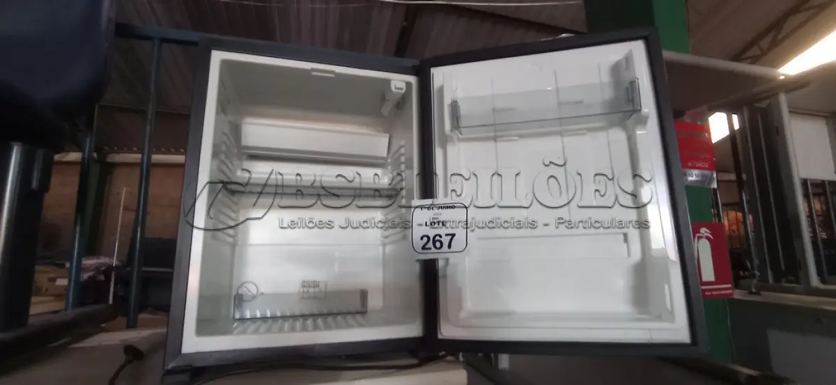 LOTE 267 - 01 FRIGOBAR 220V MARCA DOMETIC. (NO ESTADO) ATENÇÃO! FAZER A VISITAÇÃO ANTES DE ARREMATAR, NÃO SABEMOS SE FUNCIONA, LEILÃO NÃO TEM GARANTIA E NEM DEVOLUÇÃO, SUJEITO A POSSÍVEIS AVARIAS VISÍVEIS/OCULTAS E/OU AUSÊNCIA DE COMPONENTES.