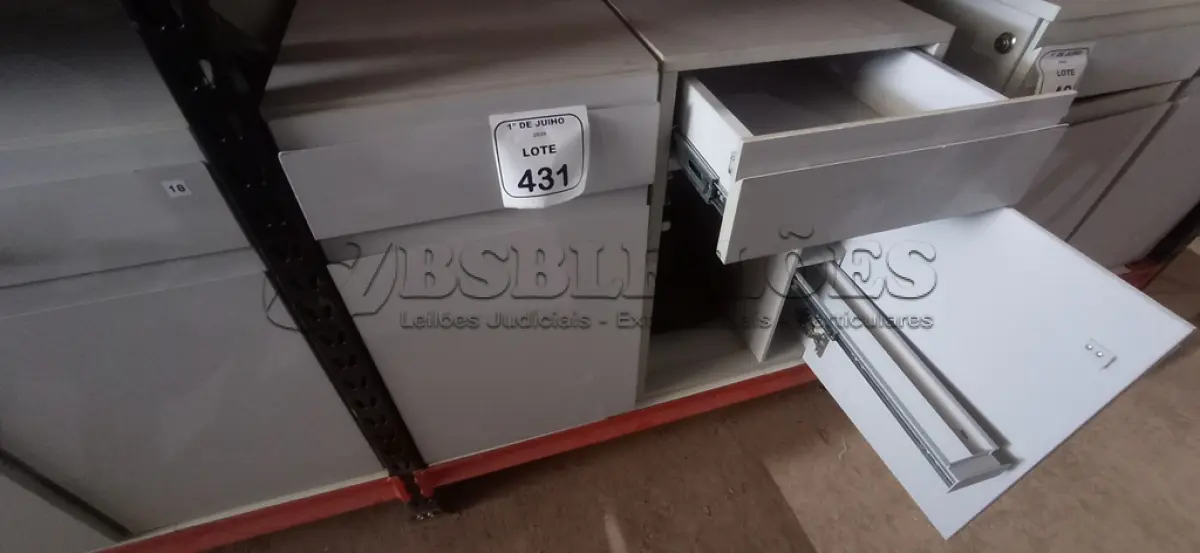 LOTE 431 - 02 ARMÁRIOS PARA CPU COM 01 PORTA E 01 GAVETA. (NO ESTADO) ATENÇÃO! FAZER A VISITAÇÃO ANTES DE ARREMATAR, NÃO SABEMOS SE FUNCIONA, LEILÃO NÃO TEM GARANTIA E NEM DEVOLUÇÃO, SUJEITO A POSSÍVEIS AVARIAS VISÍVEIS/OCULTAS E/OU AUSÊNCIA DE COMPONENTES.
