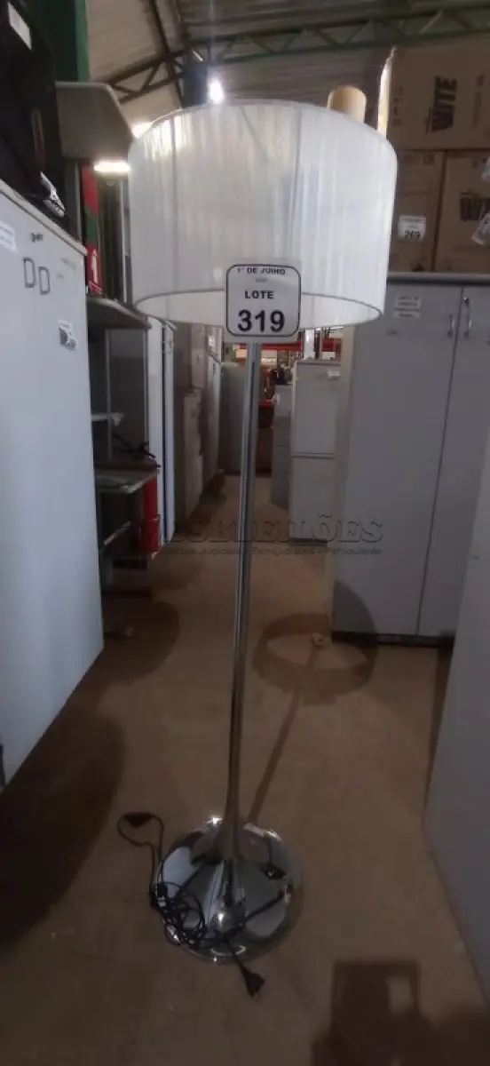 LOTE 319 - 01 ABAJUR DE CHÃO. (NO ESTADO) ATENÇÃO! FAZER A VISITAÇÃO ANTES DE ARREMATAR, NÃO SABEMOS SE FUNCIONA, LEILÃO NÃO TEM GARANTIA E NEM DEVOLUÇÃO, SUJEITO A POSSÍVEIS AVARIAS VISÍVEIS/OCULTAS E/OU AUSÊNCIA DE COMPONENTES.