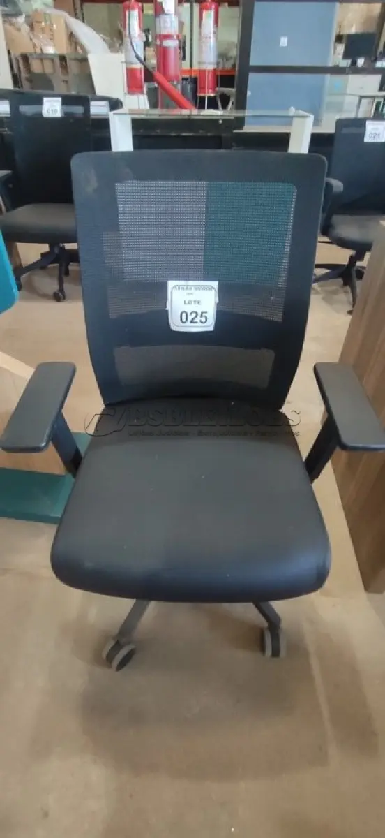 LOTE 025 - 01 CADEIRA PARA ESCRITÓRIO GIRATÓRIA ERGONÔMICA MARELLI COM ENCOSTO EM TELA MESH PRETA. (NO ESTADO) ATENÇÃO! FAZER A VISITAÇÃO ANTES DE ARREMATAR, NÃO SABEMOS SE FUNCIONA, LEILÃO NÃO TEM GARANTIA E NEM DEVOLUÇÃO, SUJEITO A POSSÍVEIS AVARIAS VISÍVEIS/OCULTAS E/OU AUSÊNCIA DE COMPONENTES.