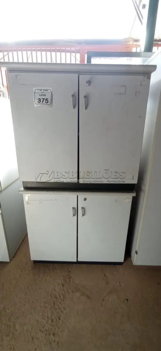 LOTE 375 - 02 ARMÁRIOS BAIXOS EM MADEIRA COM 02 PORTAS. (NO ESTADO) ATENÇÃO! FAZER A VISITAÇÃO ANTES DE ARREMATAR, NÃO SABEMOS SE FUNCIONA, LEILÃO NÃO TEM GARANTIA E NEM DEVOLUÇÃO, SUJEITO A POSSÍVEIS AVARIAS VISÍVEIS/OCULTAS E/OU AUSÊNCIA DE COMPONENTES.